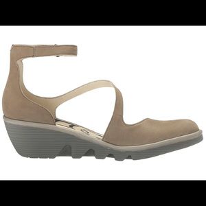 FLY LONDON plan717Fly taupe leather wedges